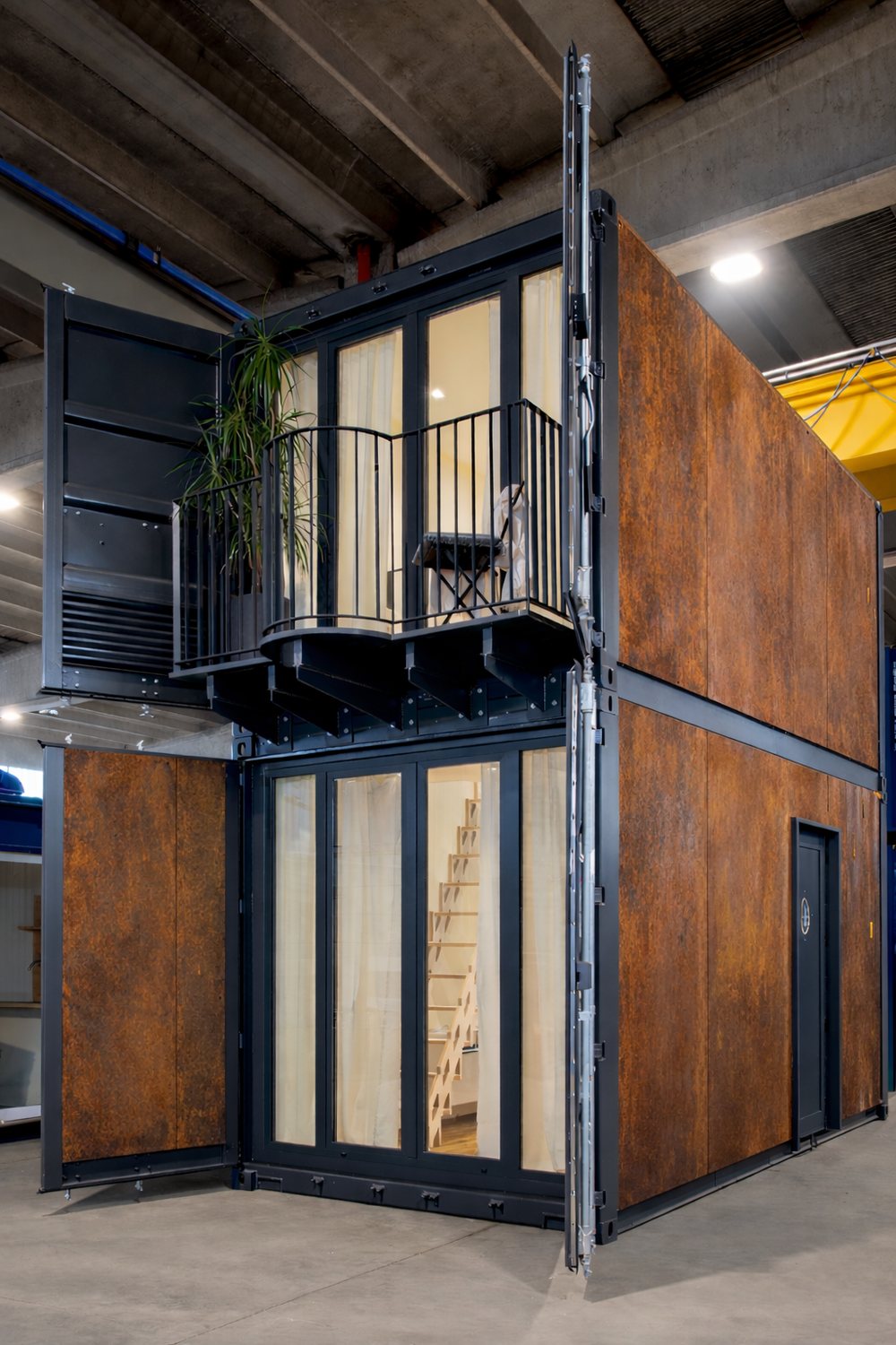 Il container a due piani in officina con le pareti in corten color ruggine