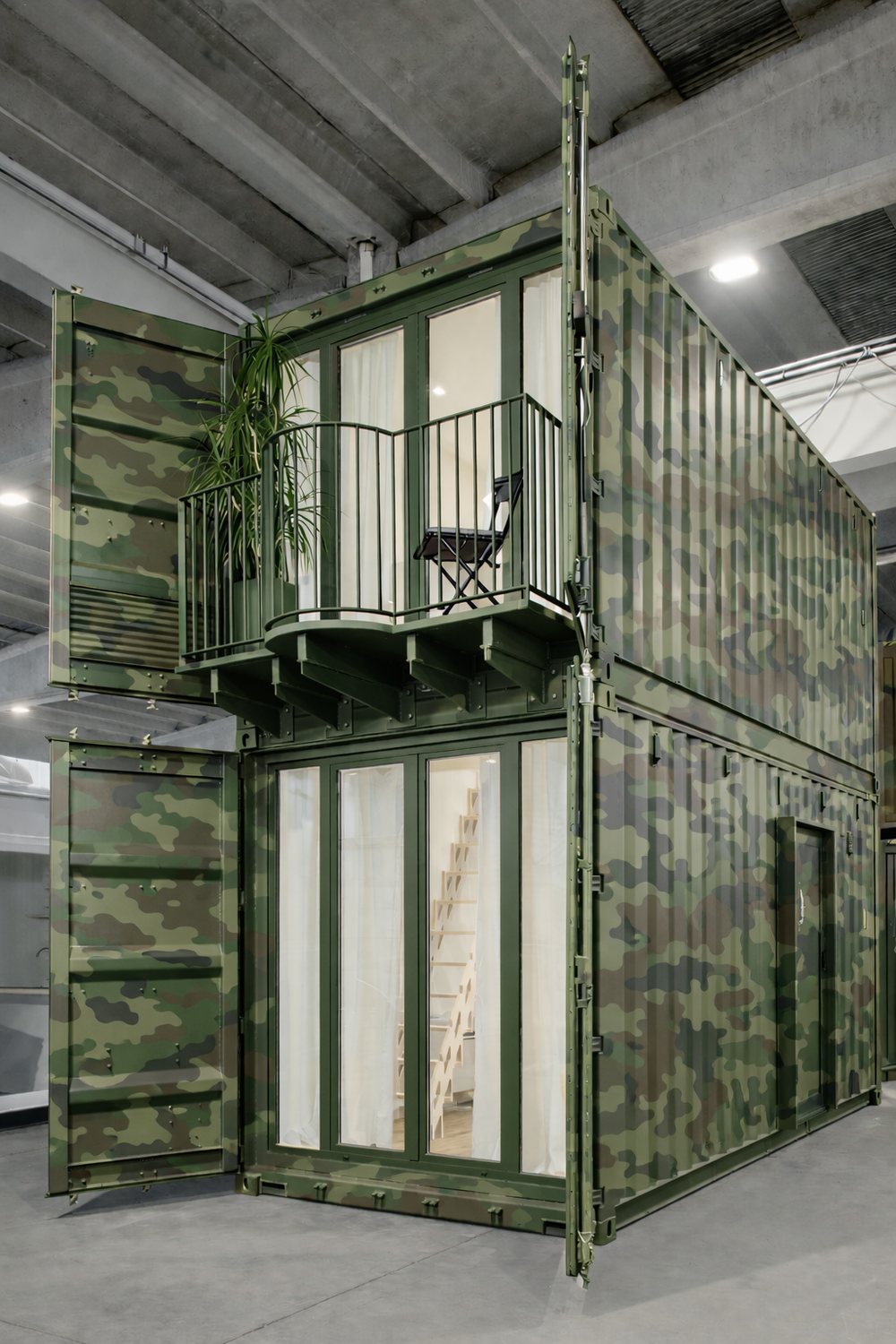 Il container a due piani in officina con la livrea mimetica militare